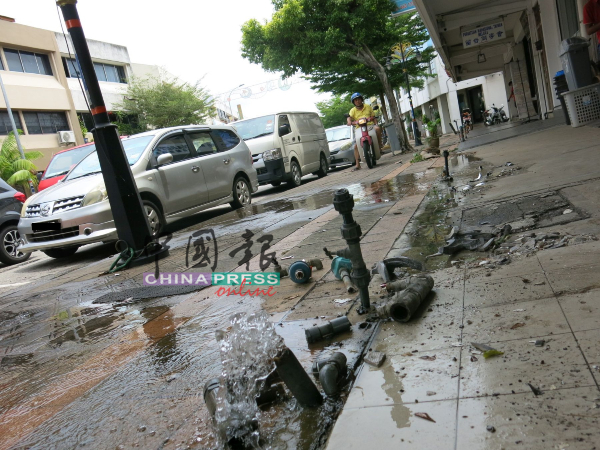 水管被轿车撞断，水流满地。