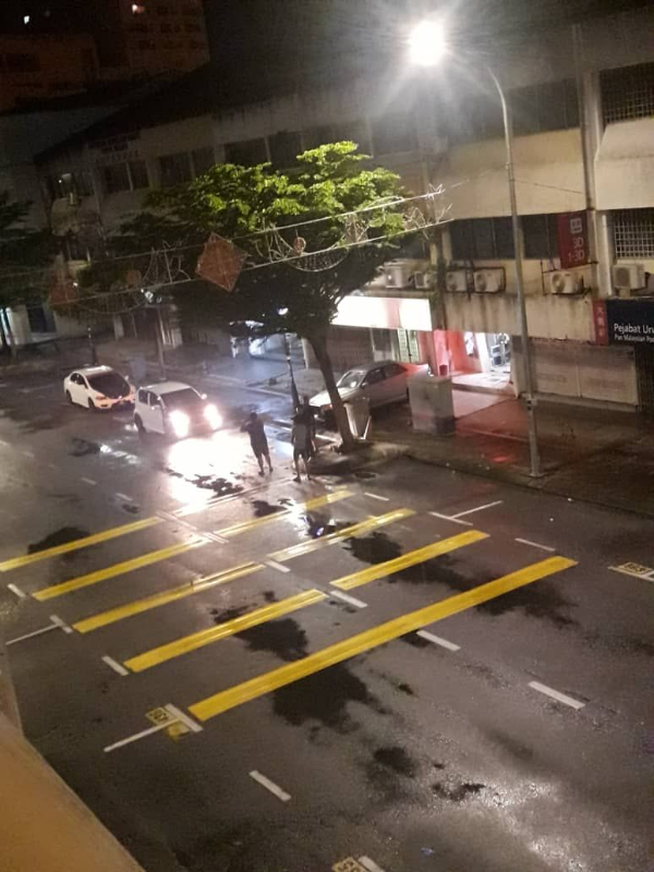 一辆本田轿车凌晨经过马六甲拉也大街时，不知何故失控，撞向路旁店面。