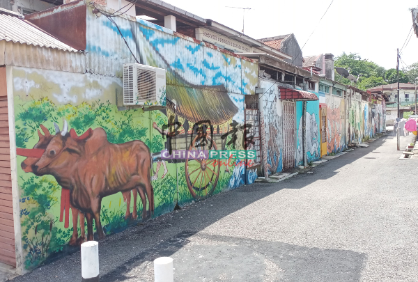 镇上第2幅壁画位于邮政局隔邻店屋后巷，主题为“地方文化与传统食物”。