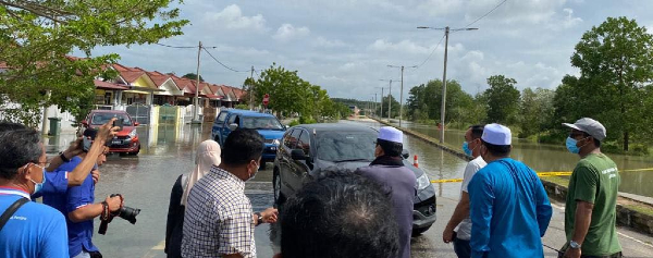 都亚柏达纳花园发生突发水灾，400间住家受影响。（图取自面子书）