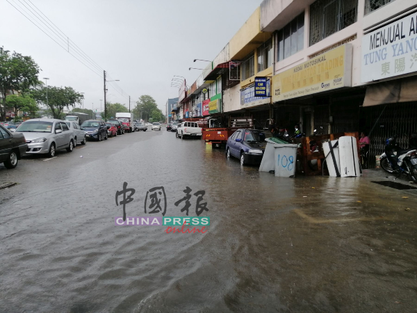 柏卡第二路为突发水灾黑区，21日的一场大雨再次导致水灾，超过20间店受影响。