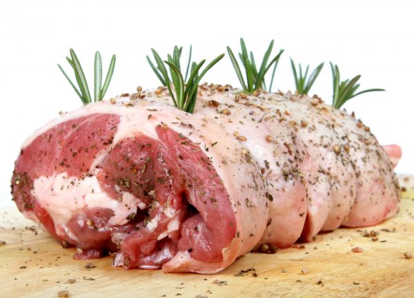 此外，如果猪肉是用来小炒的话，还可以将猪肉进行腌制，例如加入料酒、葱姜、胡椒粉等调味料，这么做不仅可为猪肉去骚味，还能让猪肉更好吃。