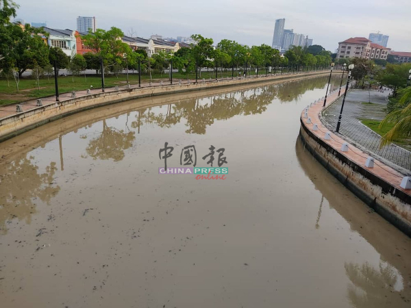 马六甲河水污浊且高涨，沿河地区的居民皆担心一旦大雨降临，就会发生突发水灾。