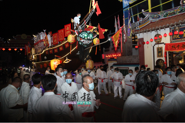 嘉宾们象徵式拉着王舡，往送王舡文化广场出发。