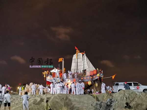 “国安号”王舡在双岛城送王舡文化广场焚化。