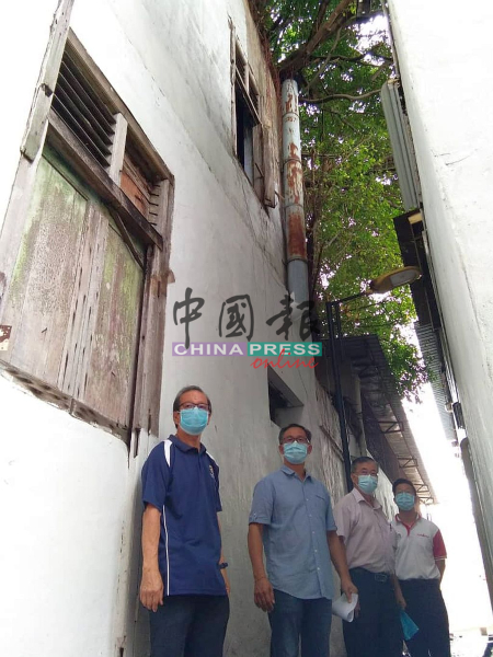 李祥生（左起）、刘志俍、陈劲源、刘伟漩到场勘察。后方就是由屋内长出高约50尺的大树。
