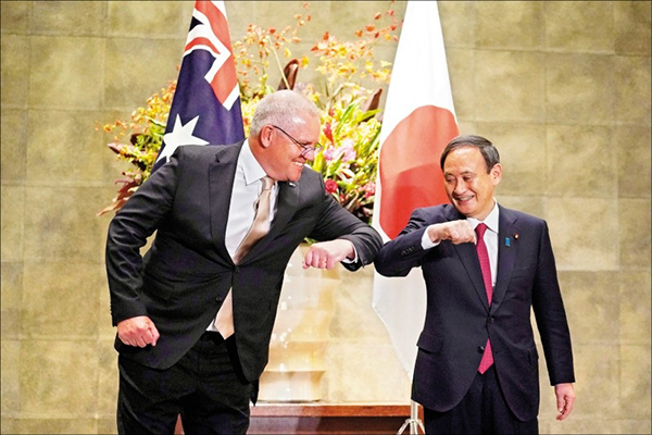 菅义伟（右）周二在首相官邸欢迎莫里森来访。（美联社）