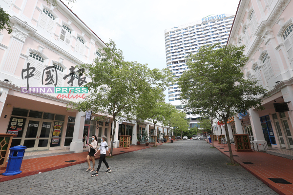 曾经红极一时的马六甲奶茶街，有不少店铺已结业，业者纷纷挂牌出租或出售。