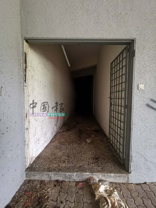 漆黑的隧道入口满是老鼠屎，非常不卫生。