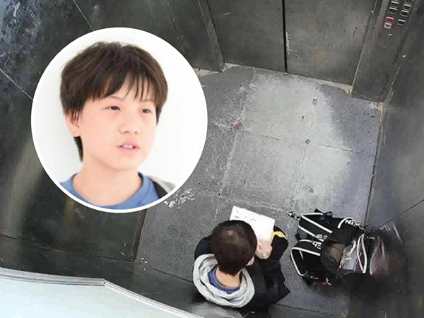 赵宏伟受困电梯20分钟，淡定做功课。