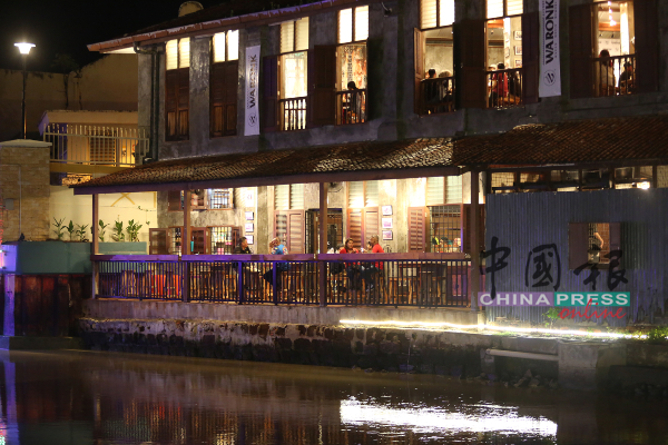 ■晚间11时许，仍有些民众到甲河岸附近的餐厅，享受美景及美食。