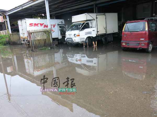 甲市玛琳再也苏丽雅1路超过50间厂，在过去10多年皆逢雨成灾，让商家多年来饱受水灾梦魇。