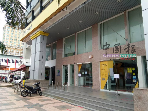 在市区的马银行马六甲总行，暂时关闭消毒。