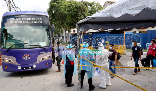 当局出动6辆巴士，把确诊劳工载往双溪毛糯医院。
