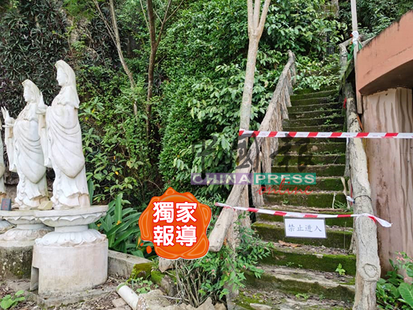 雨季来临，一些庙宇在上山的梯级挂上禁入的告示牌，以策安全。