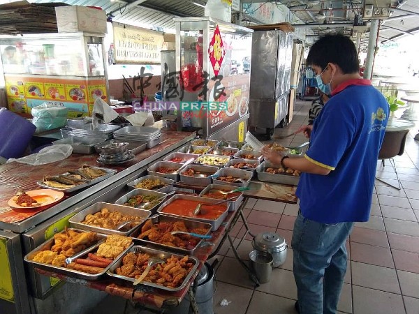 熟食小贩在有条件管制令执行期间，提供外卖服务。