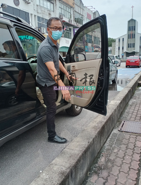 刘志俍指残障人士泊车后，因车旁是较低的人行走道，导致上下车非常不便，也担心残障人士会跌倒。