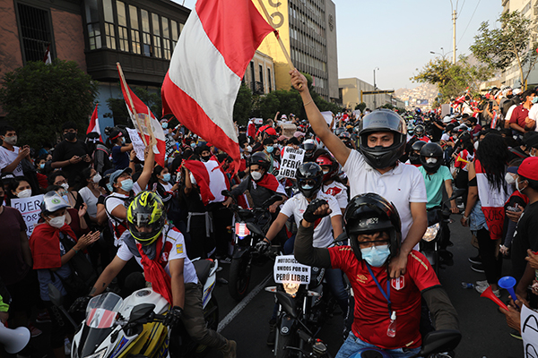 总统梅里诺宣布辞职后，秘鲁民众周日骑摩哆上街庆祝。（美联社）