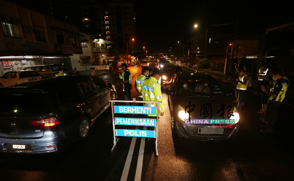 CMCO结束前夕，甲州警方在乌绒巴西设路障，检查车辆，确保民众守法。