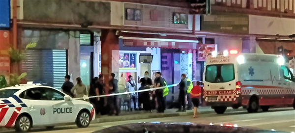 芽茏路一家火锅店外昨晚发生打架案，大批警方封锁现场，救护人员也到场救援。（受访者提供）