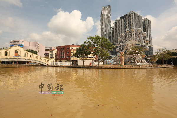 近日的马六甲降雨频密，导致甲河受污染严重。