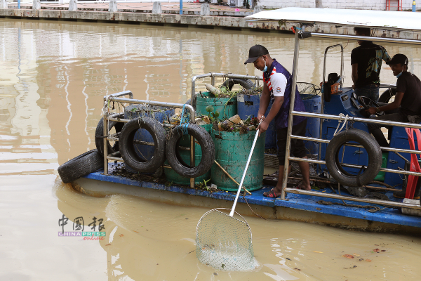 维护甲河清洁与发展的马六甲河流及海岸发展机构，尽速派员清理甲河的垃圾。