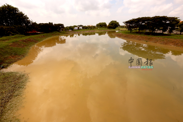 靠近榴梿洞葛水闸的上游甲河，明显能看出受到许多黄泥的污染。