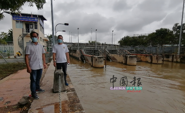 邱培栋（右起）及刘志俍巡视马六甲河河口水闸。