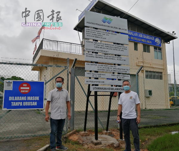 根据承包商在马六甲河河口水闸的告示牌，河口水闸提升维修及提升工程，预计在2021年底竣工。