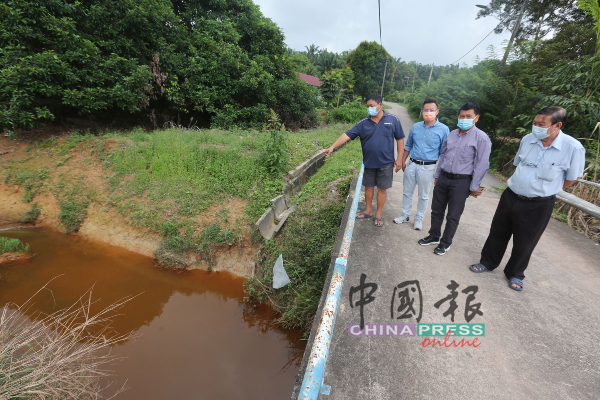 温寅展（左起）向蔡求伟、林千宏与戴佛淞，解说怀疑受污染的河水。