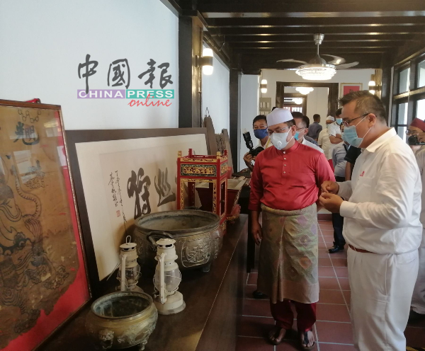颜泳和（右起）为甲首长讲解王舡博物馆里的文物历史。