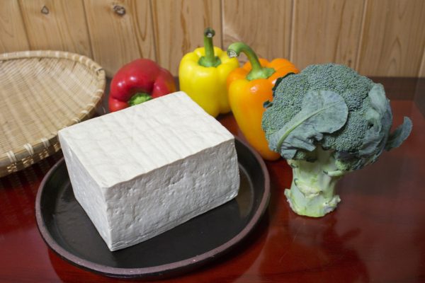 用盐水浸泡豆腐，并放入冰箱冷藏，可长时间保存豆腐。