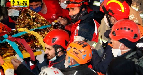 爱琴海强震增至79死 14岁少女58小时后获救