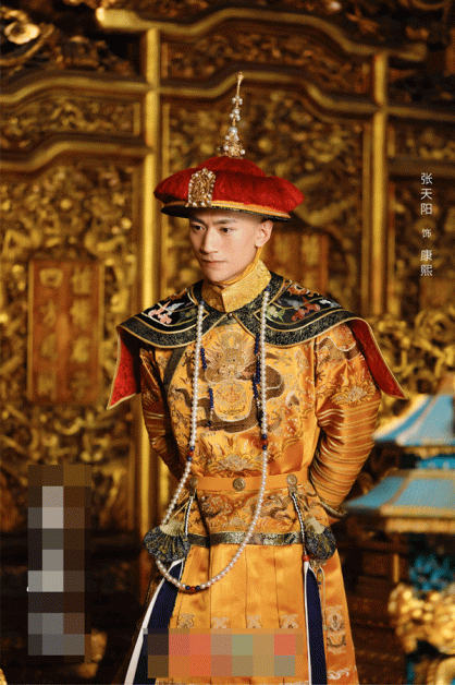 皇帝康熙与小混混韦小宝成为好友。