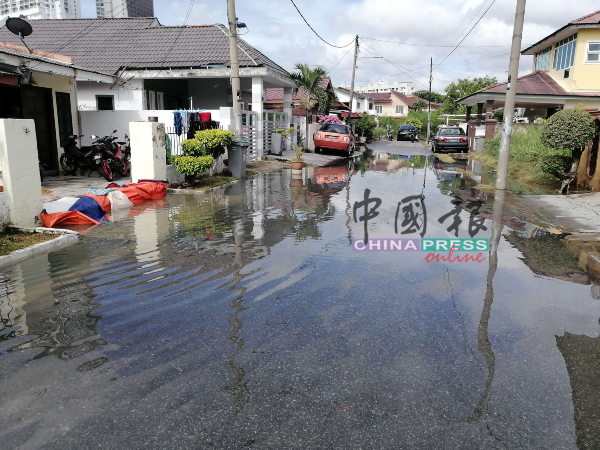 路面的水已退，但沟渠的水还是满溢。