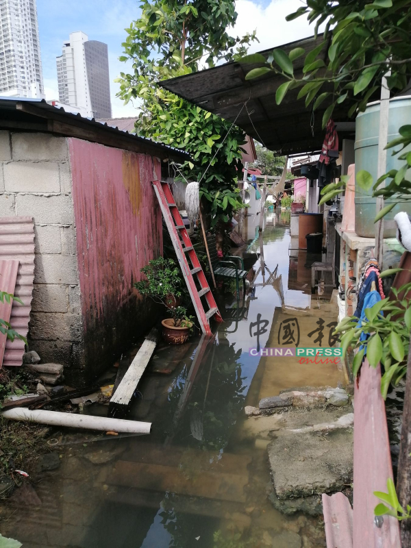 住家的后巷也积水，村民出入不便。