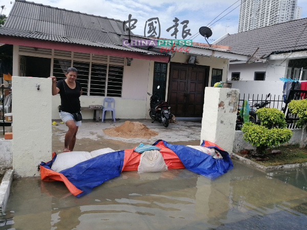 伊丽莎白：以沙袋阻挡倒流的海水进家里。