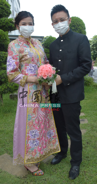一对新人李曼琪（左）及汤瑞胜，特地选择身穿中华礼服进行注册仪式。
