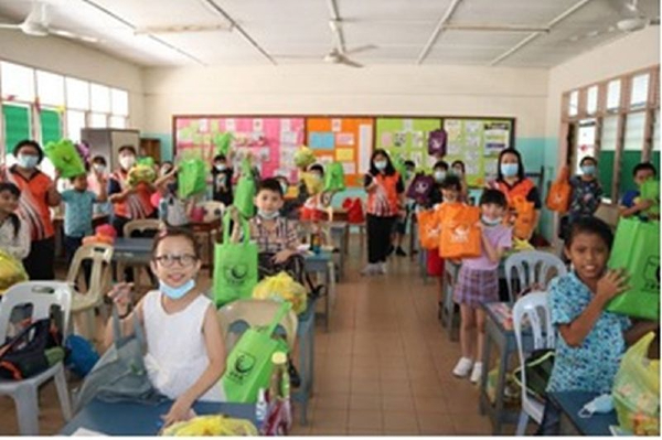 因疫情的关系，学生们各自在班上庆祝儿童节。