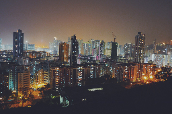 从深水埗的嘉顿山眺看香港夜景。