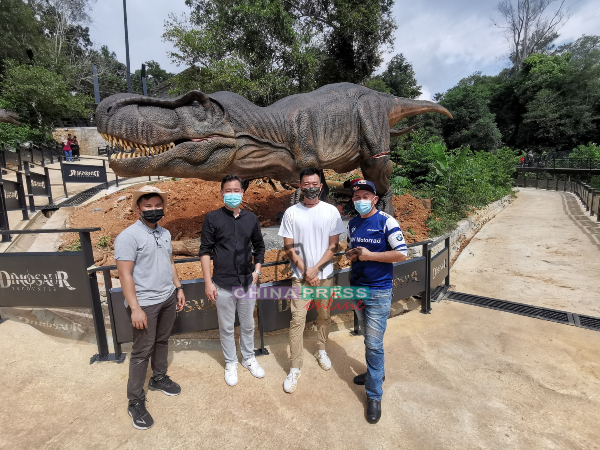 沙丹（右起）、郑友仁及杨南伟，一同前往“遇见恐龙”恐龙乐园视察。左是护林员阿尼尔。
