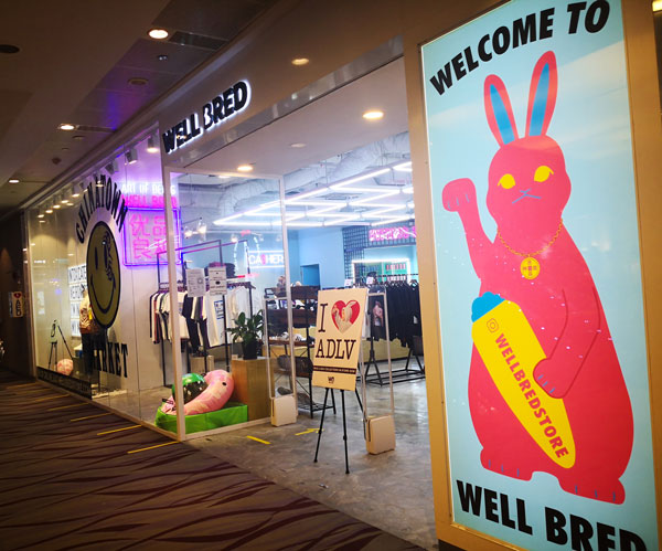 3名男子趁女店员不注意时偷走衣服，把装着衣服的手提袋往头上放，走出店外时，感应闸门竟然没有响起。（饶进礼摄）