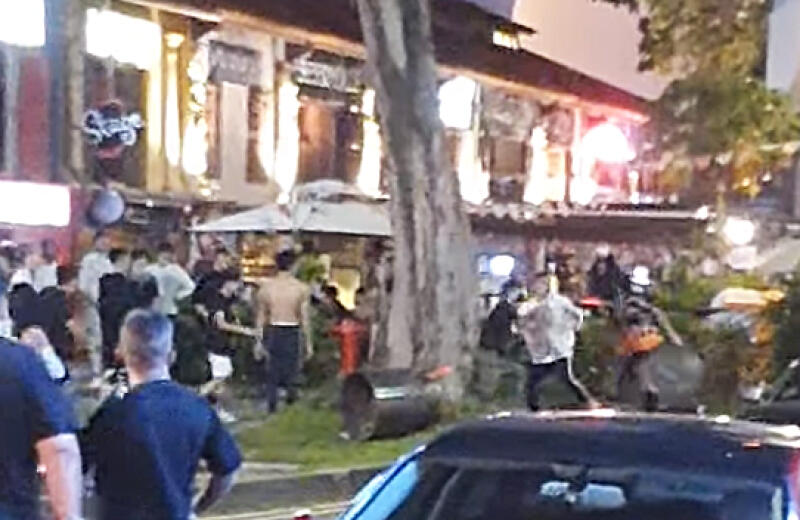 一群年轻人在马路上公然斗殴。（视频截图）
