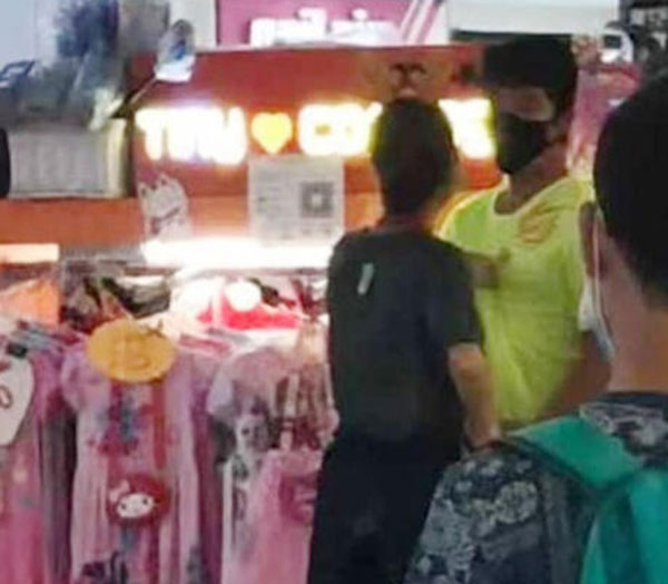 女职员被指辱骂男顾客，还一度抓起男子衣服。（取自Instagram）