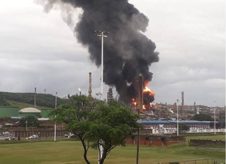 恩根炼油厂冒出浓烟，远处可见。