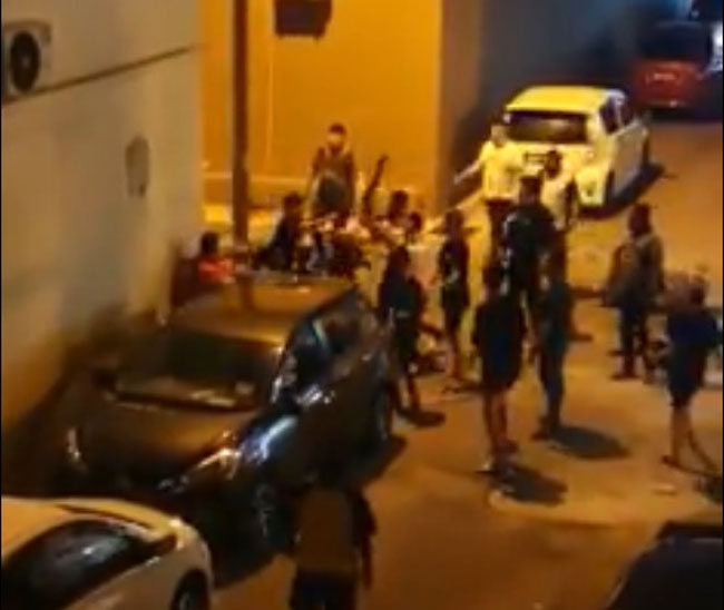 群殴视频是从一间商店的楼上拍摄，随后被上载到社交媒体上疯传。