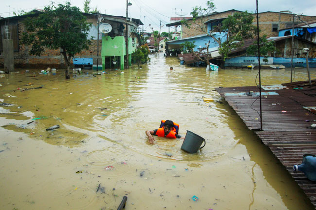 棉兰市遭洪水淹没，部分地区水位一度5公尺高。（法新社）