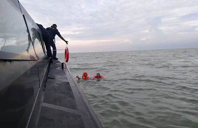辅警在海上救起跳海女子后，海事局快艇也到场支援，将2人载回水警码头上岸。