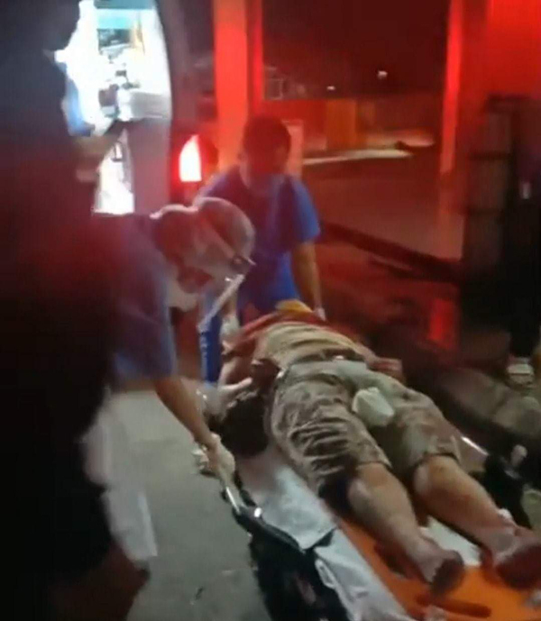 伤者被医护人员抬上救护车送往医院。