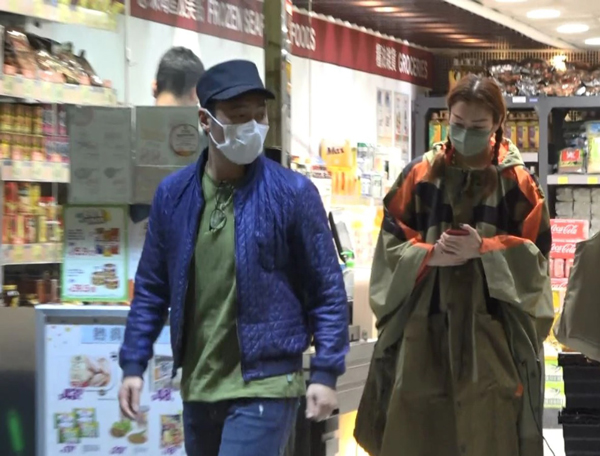 许志安和郑秀文被拍到一起外出采买食材。（图：香港《苹果动新闻》）
